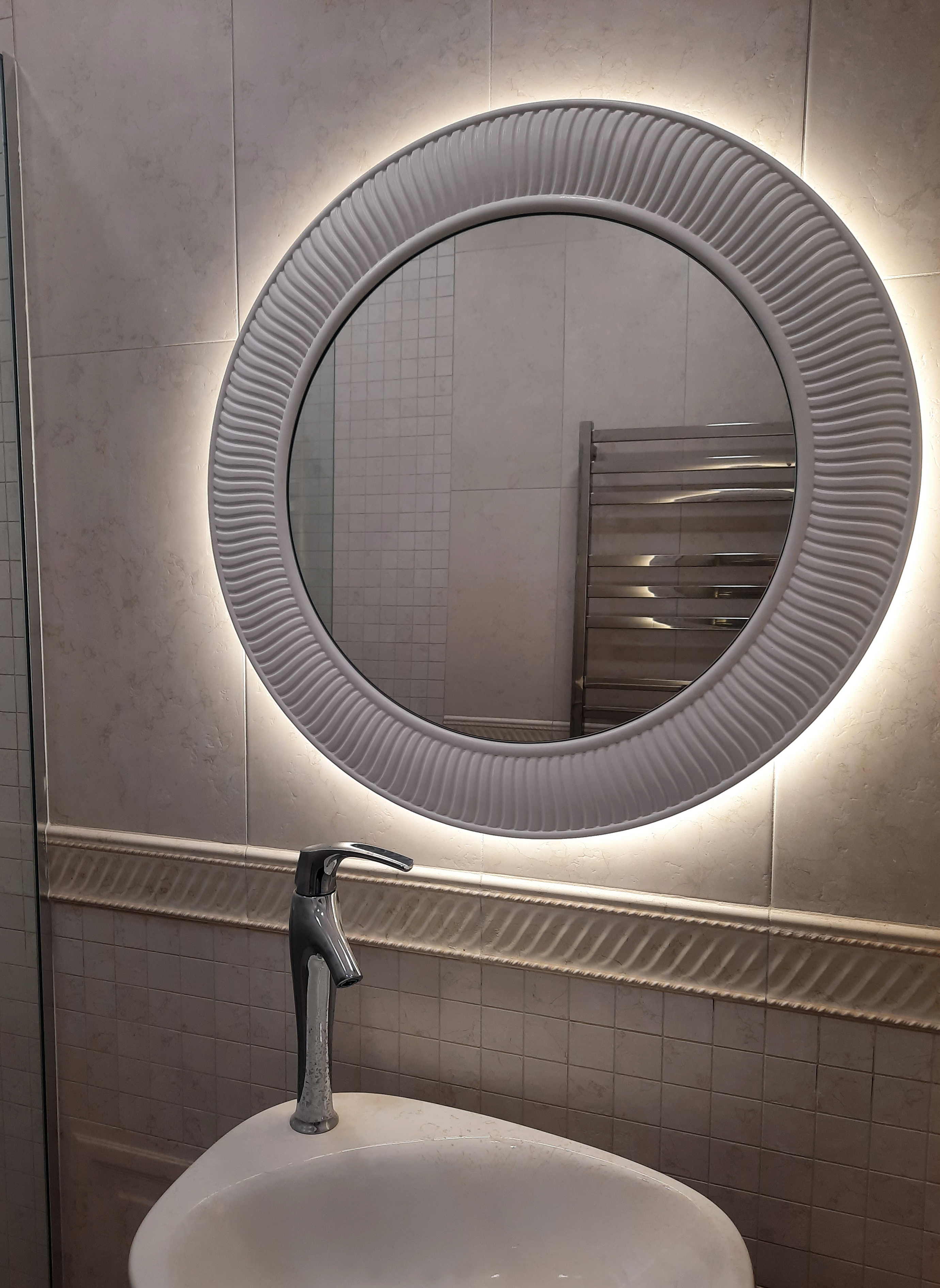 Зеркало круглое декоративное в белой раме из МДФ с подсветкой
